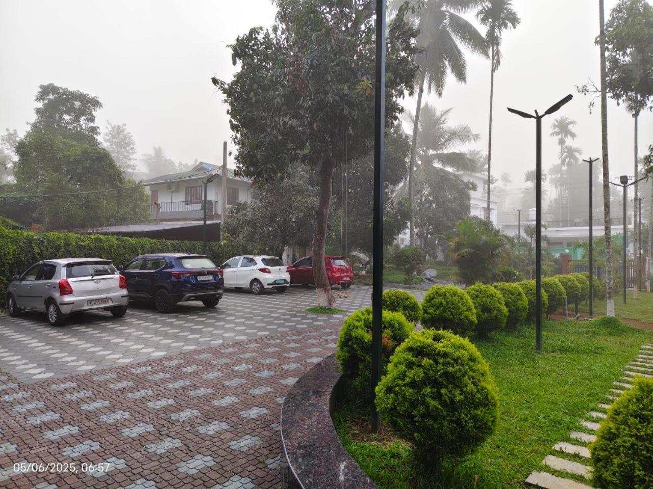 Dolphin Enclave Service Studio Apartments Kalpetta Exterior photo